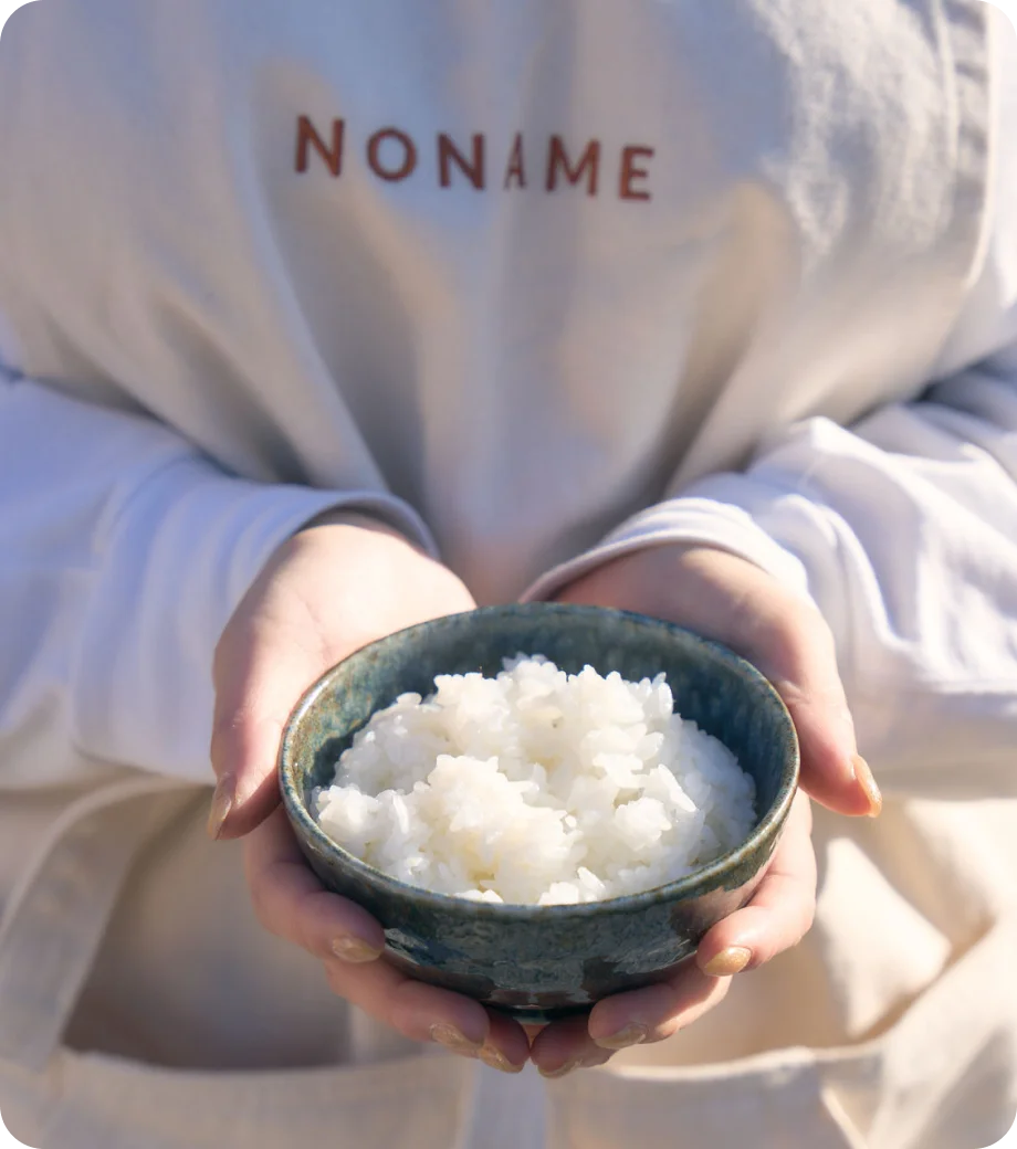 ごはんを持っている